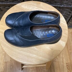 Worly Navy Blue Leather Slip On Shoes Size 39 - vey comfy- excellent cond.